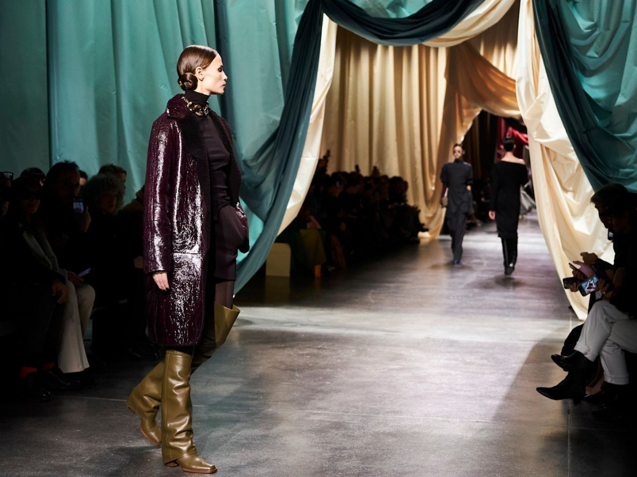Fall skirts 2024: Οι κορυφαίες τάσεις στις φούστες για το φθινόπωρο-Έτοιμη για όγκο και ασυμμετρίες;