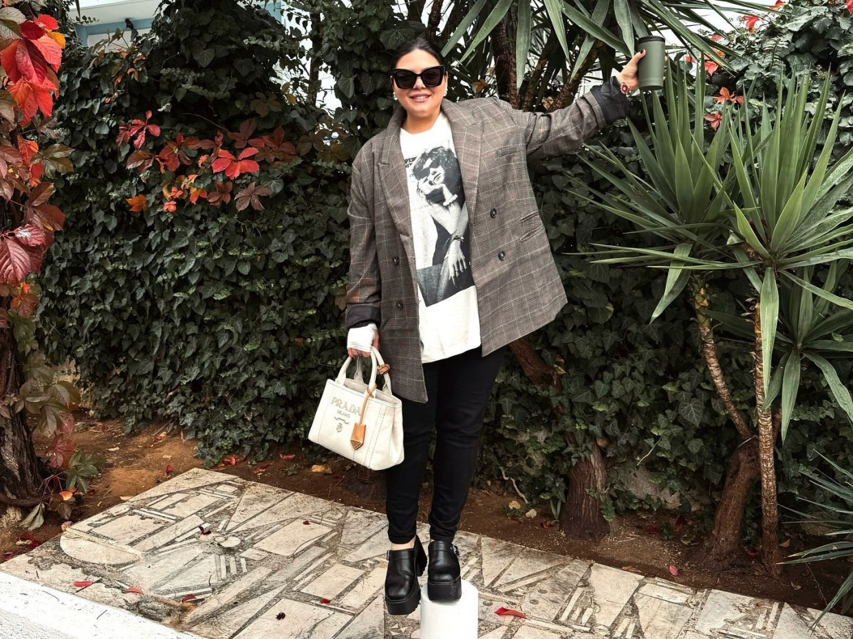 Η Δανάη Μπάρκα φοράει ήδη τα ugly shoes που δεν ήξερες ότι χρειάζεσαι αυτό τον χειμώνα
