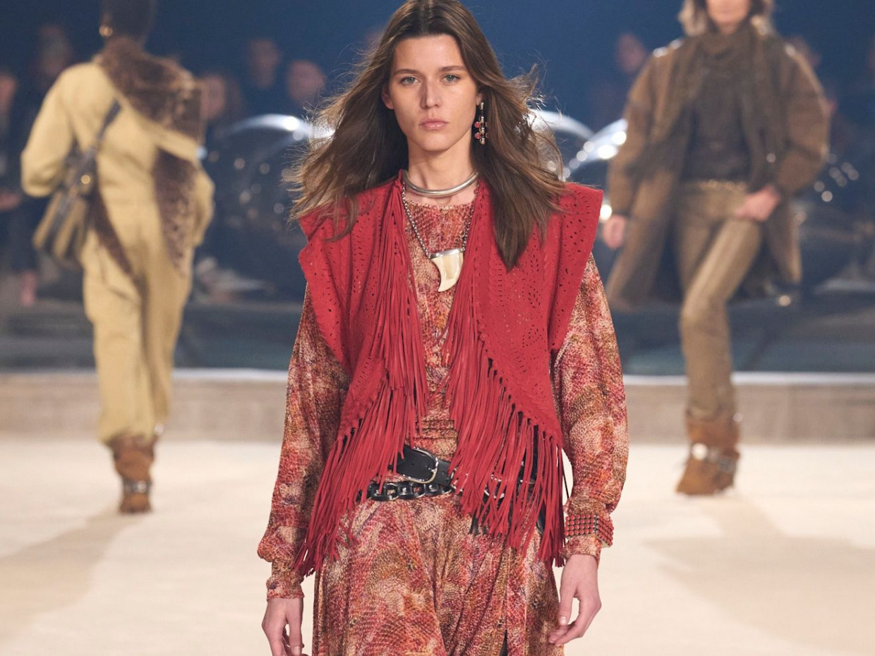 Το bohemian γιλέκο είναι το item που θα συνδυάσεις με τις χειμερινές φούστες και τα φορέματα