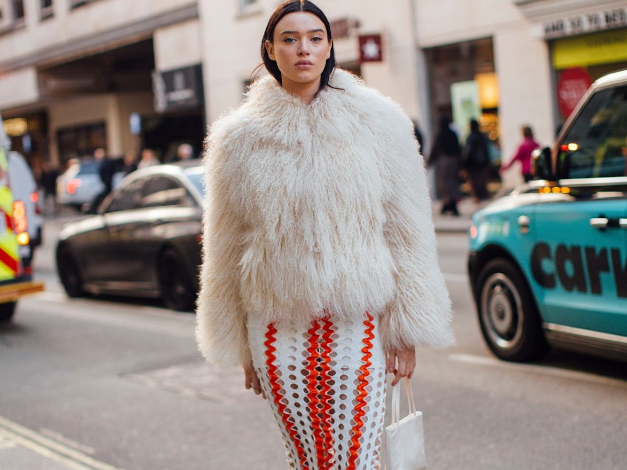 It's all about fur: Τα γούνινα πανωφόρια είναι το cool στοιχείο που θέλεις στα σύνολά σου