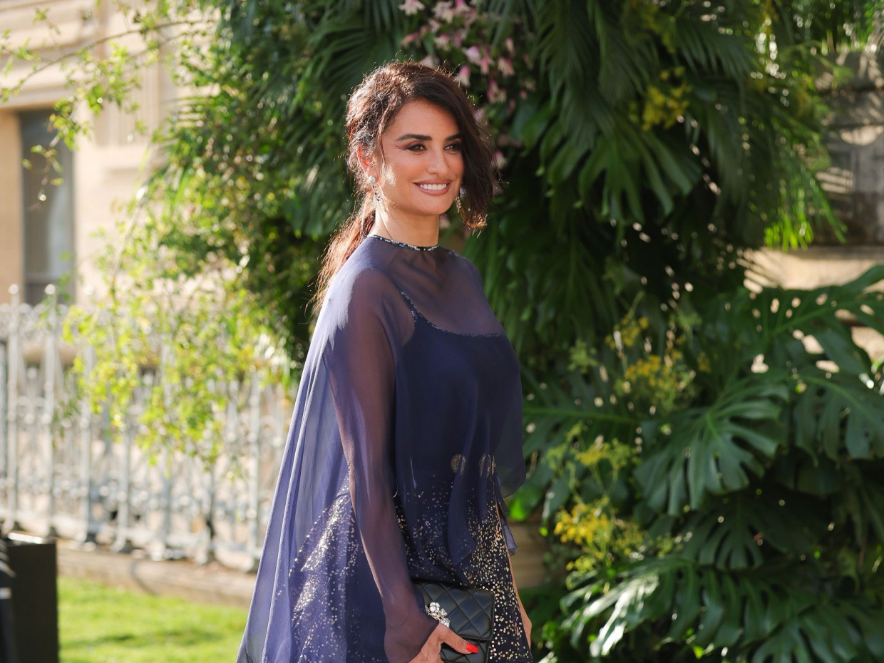 Aπό την Penelope Cruz μέχρι την Cardi Β, όλες οι διασημότητες με περίτεχνες δημιουργίες στο Παρίσι