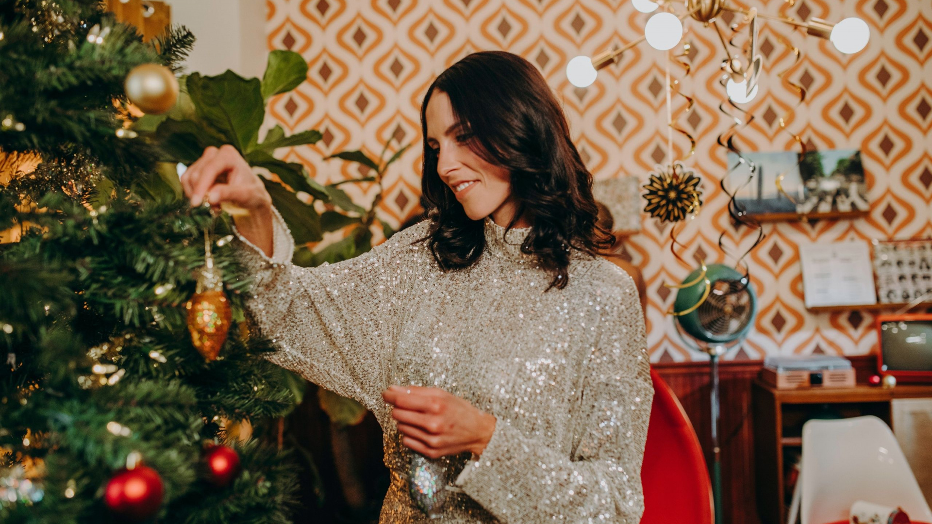 Οι festive «κανόνες» που θα κάνουν level up σε κάθε σπιτικό, γιορτινό ρεβεγιόν