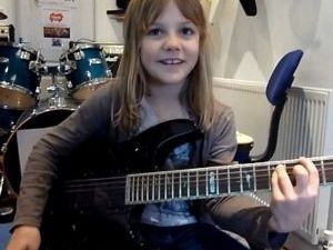 VIDEO: Η 8χρονη που ροκάρει και τρελαίνει το youtube!