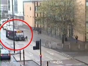 VIDEO: Οδηγός λεωφορείου «κυνήγησε» ποδηλάτη και τον πάτησε