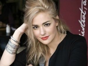 Η Νατάσσα Μποφίλιου «Στην Υγειά μας»