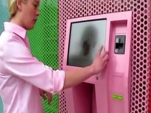 Απίστευτο: Το πρώτο ATM με cupcakes είναι γεγονός! (vid)
