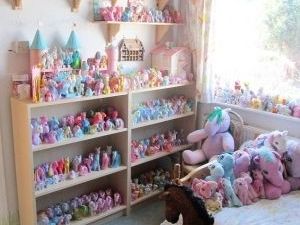 Η μεγαλύτερη θαυμάστρια του «Μικρό μου Πόνυ» - Έχει πάνω από 1.000 αλογάκια (pics)