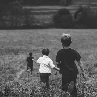 «Η μαμά κλαίει γιατί δεν την πήραν στην δουλειά, μάλλον επειδή έχει πολλά παιδιά»