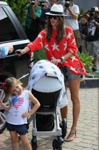 Mamma Mia! Η Alessandra Amrbosio και τα παιδιά της με άψογο style