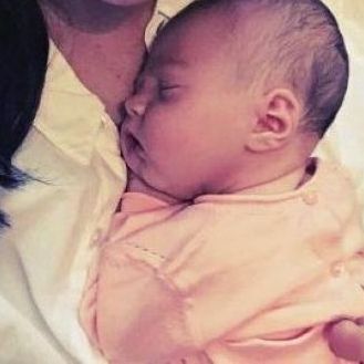 Η πρώτη φωτογραφία με την κόρη της μετά τη γέννησή της!