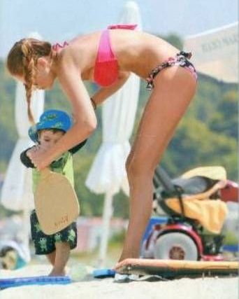 Αλέκα Καμηλά: Παιχνίδια στην άμμο με τα παιδιά της