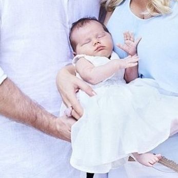 Γνωστό ζευγάρι φωτογραφίζεται για πρώτη φορά με την κόρη του