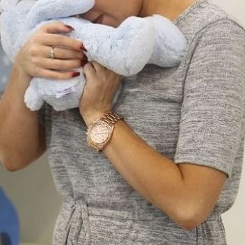 Ξέσπασε σε κλάματα καθώς αγόραζε κούνια για το μωρό που περιμένει