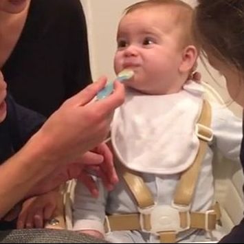 Διάσημη μαμά μοιράστηκε τρυφερό βίντεο με τον γιο της να δοκιμάζει για πρώτη φορά στερεά τροφή