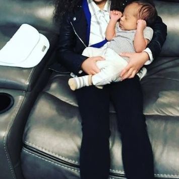 Η πρώτη συνάντηση των παιδιών του γνωστού τραγουδιστή με τον αδερφό τους. Απλά τον λατρεύουν! (pics)