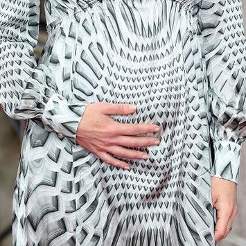 Μετά τα ξαφνικά νέα της εγκυμοσύνης εμφανίστηκε δημόσια κρατώντας την κοιλίτσα της