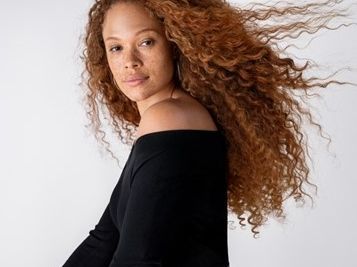 Σγουρά μαλλιά με υπογραφή: Η ρουτίνα Curl Manifesto που θα λατρέψετε