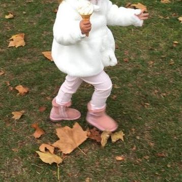 Στην παιδική χαρά με την 2,5 ετών κόρη της που θηλάζει ακόμη