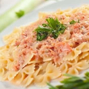 Φαρφάλες με βότκα και σολωμό: Η πιο εύκολη συνταγή που θα βρείτε ποτέ!