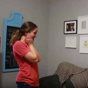 Εκπληξη στην έκπληξη: Δύο αδελφές ανακοινώνουν η μία στην άλλη την εγκυμοσύνη της! (βίντεο)