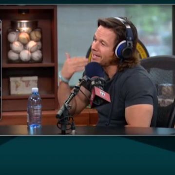 O Mark Wahlberg κάνει την κόρη του ...να θέλει να ανοίξει η γη να την καταπιεί