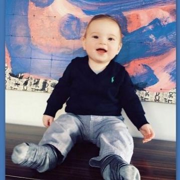 Ο γιος της έγινε 7 μηνών και ποζάρει στον φωτογραφικό φακό της μαμάς