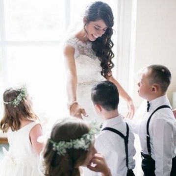 Μία ξεχωριστή τελετή: Δασκάλα κάλεσε στο γάμο της όλους τους μαθητές της με σύνδρομο Down! (photo)