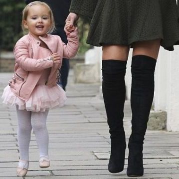 Πασίγνωστη μαμά φοράει στην 2 ετών κορούλα της, ροζ δερμάτινο αξίας 4000 λιρών!