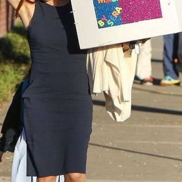 Η δημοφιλής μαμά κουβαλάει την εργασία της κόρης της και αγνοεί τους παπαράτσι