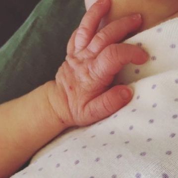 Ανακοίνωσε πριν μερικές ώρες τη γέννηση της κόρης της με αυτή τη φωτογραφία