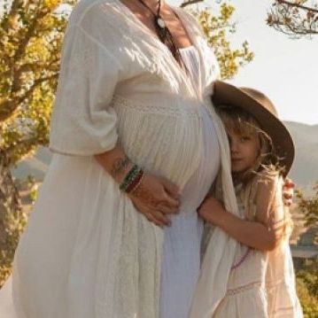 Έκπληξη! Πασίγνωστη τραγουδίστρια ανακοίνωσε την δεύτερη εγκυμοσύνη της πριν μερικές ώρες