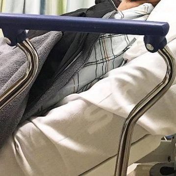 «Ο άνδρας μου έπεσε από τη σκεπή του σπιτιού λίγες εβδομάδες μετά τη γέννηση του γιου μας»