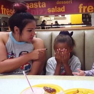 «Όχι, μαμά όχι!», μικρό κορίτσι τα βάζει με τη μαμά της και υπερασπίζεται τη μεγάλη της αδερφή (vid)