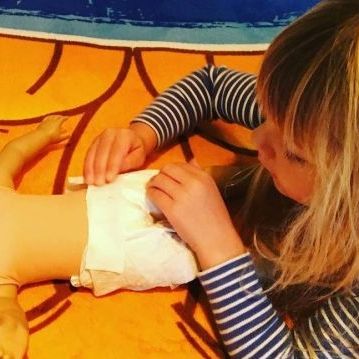 Λιώσαμε! Λίγο πριν γίνει για δεύτερη φορά μαμά η κόρη της μαθαίνει να αλλάζει πάνες