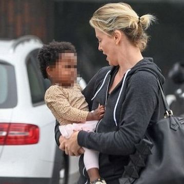 Η μαμά Charlize Theron φιλάει την κόρη της και τα φλας παίρνουν φωτιά