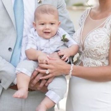 Αδημοσίευτη φωτογραφία με τον γιο τους από την ημέρα του γάμου τους