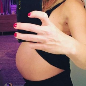 Από μέρα σε μέρα σε γένναει και μας δείχνει την τελειόμηνη κοιλίτσα της!