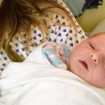 Πριν λίγα 24ώρα έγινε μαμά και δημοσίευσε την πρώτη φωτό μέσα από το μαιευτήριο