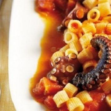 Χταπόδι με κοφτό μακαρονάκι: Η πιο εύκολη συνταγή!