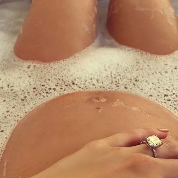 Με φουσκωμένη κοιλίτσα και το μονόπετρο σε πρώτο πλάνο ποζάρει η μέλλουσα μανούλα