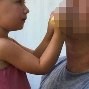 Βάζει lipstick στον διάσημο μπαμπά της και το διασκεδάζει (βίντεο)