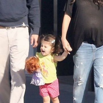 Οικογενειακή βόλτα μαζί με την κόρη τους, λίγο πριν υποδεχτούν το δεύτερο παιδί τους