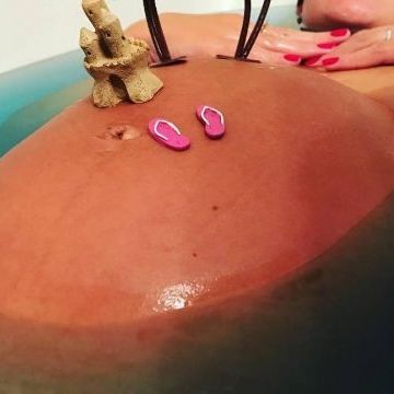 Διάσημος μπαμπάς φωτογράφισε γυμνή την εγκυμονούσα αρραβωνιαστικιά του στην μπανιέρα