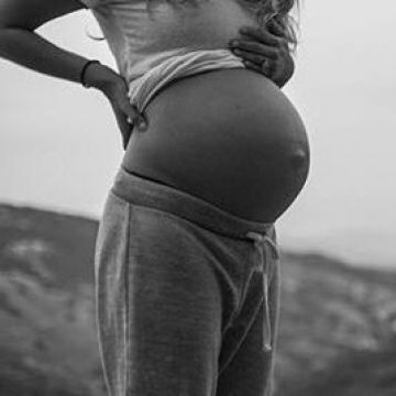 Από μέρα σε μέρα γεννάει και η κοιλίτσα της δεν έχει πάψει να κινείται (εικόνες και βίντεο)