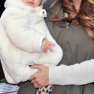 Η διάσημη μαμά συνεχίζει να θηλάζει την 3 ετών κόρη της