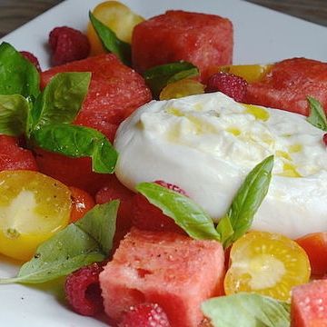 Μια φανταστική σαλάτα με καρπούζι, ντομάτα και τυρί Burrata!