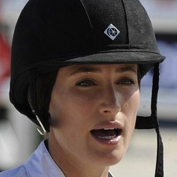 Δε θα πιστέψεις κόρη ποιανού κορυφαίου καλλιτέχνη είναι αυτή η κουκλάρα!