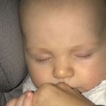 Γνωστή γυμνάστρια φωτογραφίζει το μωρό της που κοιμάται