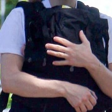 Διάσημη ηθοποιός στο πάρκο με την ενός μηνός κόρη της και τη μαμά της