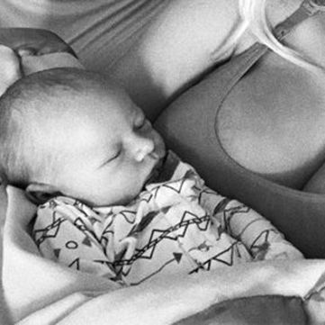 Η πρώτη φωτογραφία μαζί με το νεογέννητο γιο τους